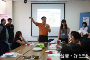 移民署南投縣服務站主任陳啓源說融入在地文化美食最快。（記者扶小萍攝）