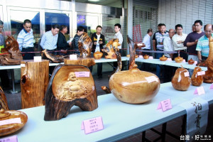 南投地檢署首度拍賣扣案木藝品先開放觀覽。（記者扶小萍攝）	