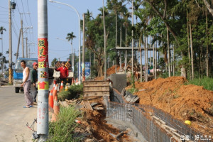 南投市所請道路施工等小心路燈管線。