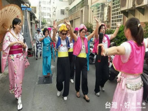 市議員張芬郁辦爺奶踩街活動。林重鎣攝