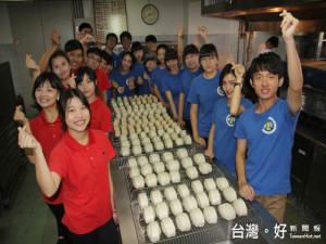 弘光科技大學餐旅管理系九十多名師生，利用課餘時間趕製七千一百

個饅頭、包子、牛角麵包、漢堡皮，將在2016冬季愛心義賣跳蚤市場

活動中義賣，所得並全數捐給弱勢團體。（記者陳榮昌攝）