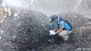 偷倒廢棄物翻覆壓死駕駛人　檢警比對軌跡逮人羈押禁見獲准