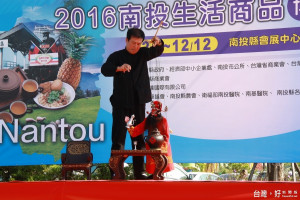 泰順縣在南投商品展中推出提線木偶戲表演非常精彩。（記者扶小萍攝）