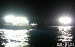 基隆「金瑞益88號」漁船9日晚間在新北市石門外海沉沒，船上1人獲救、7人下落不明。（圖／取自基隆海巡署臉書）