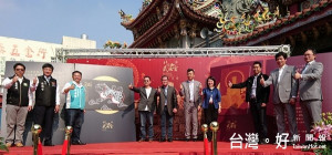 北港武德宮舉辦一卡通財神卡黑虎卡揭卡儀式，主委林安樂帶領貴賓揭卡，宣告首張一卡通宗教卡發表問市。（記者陳昭宗拍攝）
