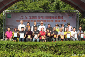 雲縣長李進勇頒獎給2016全國薑母鴨料理王競賽入選業者，並品嚐獲冠、亞軍的薑母鴨。（記者簡勇鵬拍攝）
