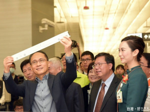 林全視察機場捷運，肯定中央地方合作，林全院長在機場寄送行李站觀看寄送流程並查看行李條