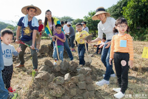 集集鎮長陳紀衡〈左2〉和小朋友及家長一起造焢窯。