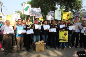 反核食公投發起人郝龍斌陪同立委張麗善等人在古坑綠色隧道繞行宣導爭取民眾連署。（記者簡勇鵬攝）