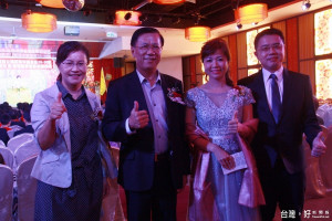 林明溱縣長祝賀南投女青商張玉鳳（右二）接掌新會長。（記者扶小萍攝）