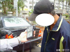 酒駕躲警藏車縫 仍遭警方查獲