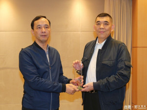 消防局長黃德清在市政會議中，將獎座呈獻給朱立倫市長。（圖／記者黃村杉攝）