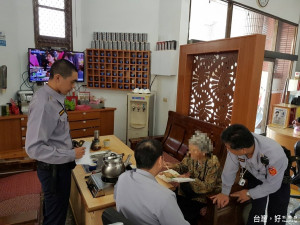 姥姥尋女體力不支 警民協助找到「回家的路」