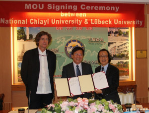 圖:嘉義大學人文藝術學院與德國盧貝克音樂大學簽署合作備忘錄，嘉大邱義源校長擔任見證人(中)，劉榮義院長(右)與狄特漢約拿士教授(左)代表出席簽約