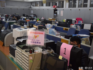 大安區公所辦公老舊空間狹窄，職員擠在一起，有礙行政工作，民眾籲市府改善。（記者陳榮昌攝）
