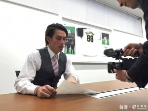 讀賣巨人隊球團總經理堤辰佳已表示，他們已正式與陽岱鋼本人、經紀人達成共識，未來陽岱鋼會穿2號背號出賽明年球季。（圖／北海道日本火腿鬥士隊Facebook）