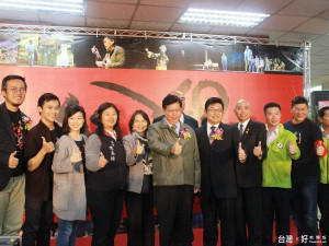 釧兒音樂劇桃園場記者會，馬妞澎恰恰跨界極力推薦，市長鄭文燦與市議員陳美梅、許清順，文化局長莊秀美、中凱集團主席黃春榕、300G2區總監王浩共同出席