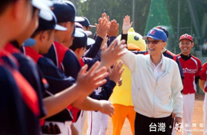 2016年孫董出席集團內部永慶盃壘球賽。
