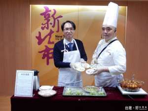 副局長許朝程、古都餐廳主廚現場示範以紅麴、南瓜及綠茶等天然食材製作五彩湯圓。（圖／記者黃村杉攝）