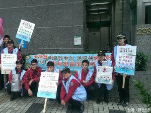消防局加強宣導使用瓦斯熱水器熱水澡時，切勿緊閉門窗，應維持通風避免一氧化碳中毒。（圖／記者黃村杉攝）