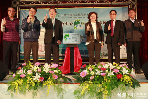 羅東地區水資源回收中心碳足跡標籤揭牌。〔圖／記者張淑玲攝〕