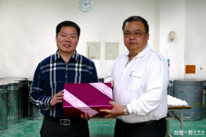 南投縣鹿谷農會105年凍頂烏龍冬茶大賽，由理事長曾文東(左)、總幹事林義能(右)共同冬茶賽名碼拆封發榜，宣布茶農林如厥在6561件比賽茶中脫穎而出，榮登「特等獎」寶座。