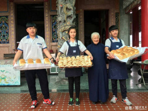學生手作烘培贈送陳綢少年家園。
