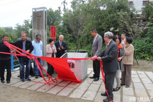 雲林水利會長林文瑞協助日本人瀧野千枝子代父母尋找日據時代建水源舊址並修建揭碑。（記者簡勇鵬攝）