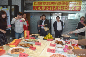 雲林區漁會推出「烏魚大餐」，來賓搶先嚐。（記者郭春輝攝）