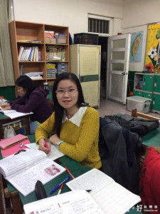 越南籍新移民黃越紅利用時間不斷自學，強化中文能力，臨工結束後順利找到中越翻譯的行政工作。