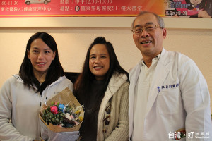 奧運銅牌國手郭婞淳〔左〕和江育同醫師〔右〕相見歡。〔圖／記者張淑玲攝〕