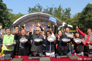 台灣咖啡節隆重開幕，縣長陪同遊客體驗百人咖啡烘豆樂趣，現場氣氛熱鬧滾滾。（記者簡勇鵬拍攝）
