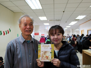 傅林統校長特別親臨現場，與選書民眾合照，幸運的陳小姐選到了傅校長捐贈的「傅林統童話」一書