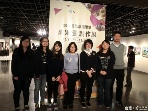 臺中科技大學企管系老師張瓊燕、邱敬仁親自在活動現場，指導學生實務學習。（記者賴淑禎攝）