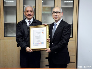 長庚大學通過ISO 27017雲端服務資訊安全管理SGS驗證，企業優化事業群鮑略兒協理(右)親自蒞校頒發證書，由包家駒校長(左)代表接受