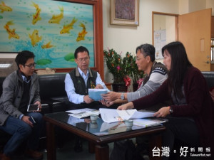 大甲區溫寮溪利用堤頂空間興建防汛搶險道路工程，禾唐工程人員十

九日與區長劉來旺做最後工程確認，訂年底進行發包施工。（記者陳

榮昌攝）