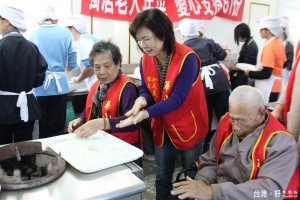 華山冬至敬老搓湯圓　協助三失長輩溫馨過節