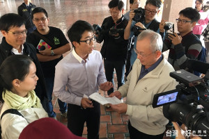 「督促公辦市地重劃行動聯盟」前往縣府陳情，力挺縣府公辦。〔圖／督促公辦市地重劃行動聯盟提供〕