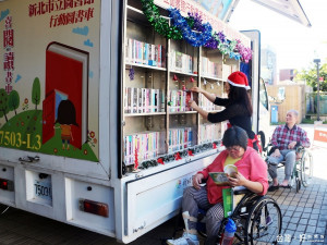 市圖將耶誕書車開到新北市愛悅養護中心，提供身心障礙讀者送書到府服務。（圖／記者黃村杉攝）