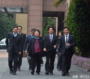 依據新台灣國策智庫公布的最新民調，高雄市長陳菊以71.3％滿意度奪冠，台北市長柯文哲則以39.3％的滿意度，在六都市長滿意度排名墊底。（圖／陳菊市長Facebook）