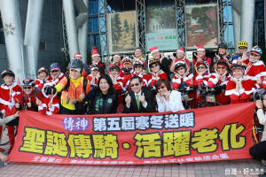圖片說明1：平均約75歲的長輩所組成的「聖誕傳騎~老不休宣教使命團」特別為嘉義市政府涂醒哲市長祝福。