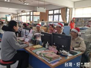 外埔區公所辦公廳舍，昨日職員突然戴著聖誕老公公的紅帽及麋鹿頭

飾，讓洽公人士直感有著耶誕節溫馨氣氛。（記者陳榮昌攝）
