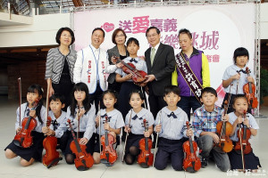 再奏希望樂章 周大觀基金會與市府合募樂器送嘉市學童
