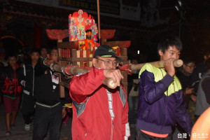將軍區苓子寮保濟宮去年冬至前夕，舉行「送火王」市定民俗活動。（記者邱仁武檔案照片）