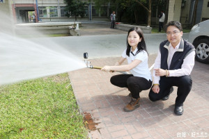 賴沛泠(左)量測消防水管水壓,雲嘉南分署長柯呈枋(右)肯定表現。