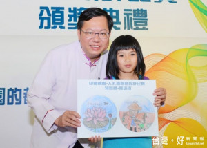 鄭市長表示，推動人孔蓋美化計畫，展現創作者的創意及對桃園的印象，提升公共工程質感與美感。