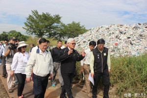 雲縣長李進勇陪同廢管處長前往斗南「垃圾山」查勘，尋求解決雲林縣內的垃圾囤積問題。（記者簡勇鵬攝）