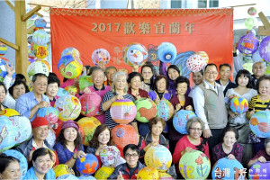 民眾彩繪燈籠，宜蘭年漸有味。〔圖／宜蘭縣文化局提供〕