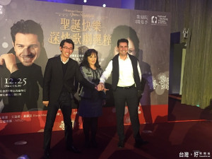 臺中國家歌劇院《聖誕快樂─深情歌劇選粹》擔任演出的兩位男女主角及樂團指揮。（記者賴淑禎攝）
