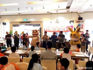 南投縣木棉花關懷協會集資募款，於大亨牛排餐廳舉辦第十屆「愛與關懷─兒童耶誕餐會」，溪頭妖怪村枯麻、八豆及8位校長熱舞表演炒熱氣氛。